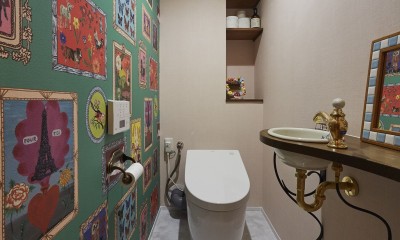 ナタリーレテの壁紙がインパクト大のポップなトイレ空間｜おうち図書館×大人の秘密基地がテーマのこだわりの住まい