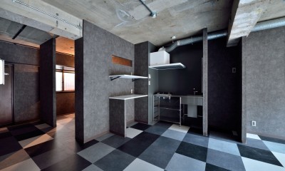 キッチン｜モノトーンで空間を彩り、4色のフロアタイルが印象的な海外スタイルリノベーション