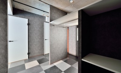 モノトーンで空間を彩り、4色のフロアタイルが印象的な海外スタイルリノベーション (寝室)