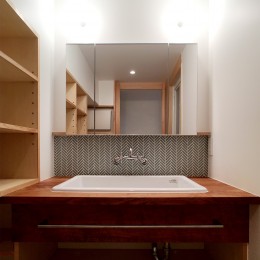 裁縫スペースのある家　浦和マンションリノベーション (ヘリンボーン貼のモザイクタイルがきれいな洗面室)