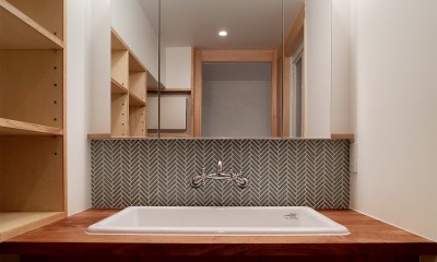 ヘリンボーン貼のモザイクタイルがきれいな洗面室｜裁縫スペースのある家　浦和マンションリノベーション