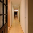 裁縫スペースのある家　浦和マンションリノベーションの写真 幅1.2ｍの本棚と0.73ｍの収納が隠れている廊下