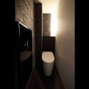 ホテルライクな印象で開放感ある大人のリノベーション住まいの写真 トイレ
