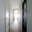 兵庫県Ｓ邸  − 北欧のヴィンテージ家具を素敵に魅せる家 −の写真 廊下に並ぶ白と黒の扉