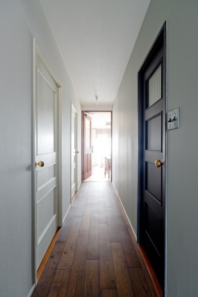 廊下に並ぶ白と黒の扉 (兵庫県Ｓ邸  − 北欧のヴィンテージ家具を素敵に魅せる家 −)
