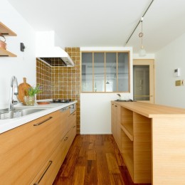 兵庫県Ｎ邸 − 壁の色で異なる雰囲気が楽しいお家 − (キッチン)