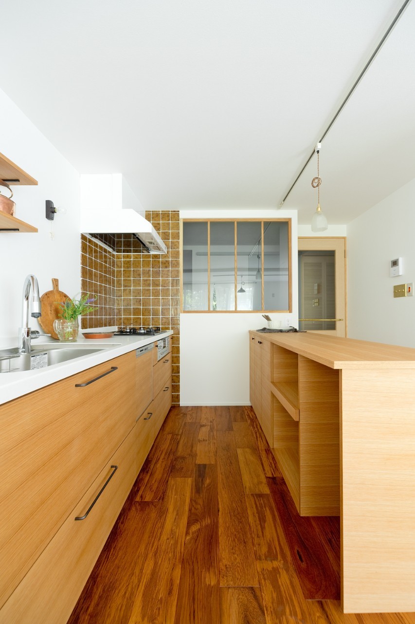 キッチン事例：キッチン（兵庫県Ｎ邸 − 壁の色で異なる雰囲気が楽しいお家 −）