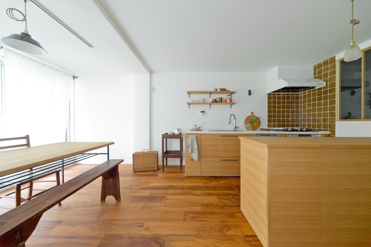 キッチン事例：キッチン・ダイニング（兵庫県Ｎ邸 − 壁の色で異なる雰囲気が楽しいお家 −）