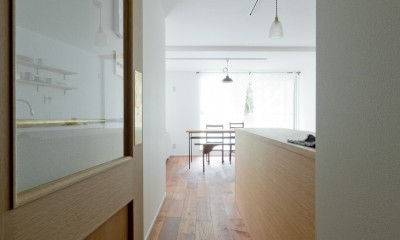 兵庫県Ｎ邸 − 壁の色で異なる雰囲気が楽しいお家 − (キッチン・ダイニング)