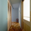 兵庫県Ｎ邸 − 壁の色で異なる雰囲気が楽しいお家 −の写真 廊下