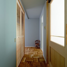 兵庫県Ｎ邸 − 壁の色で異なる雰囲気が楽しいお家 − (廊下)