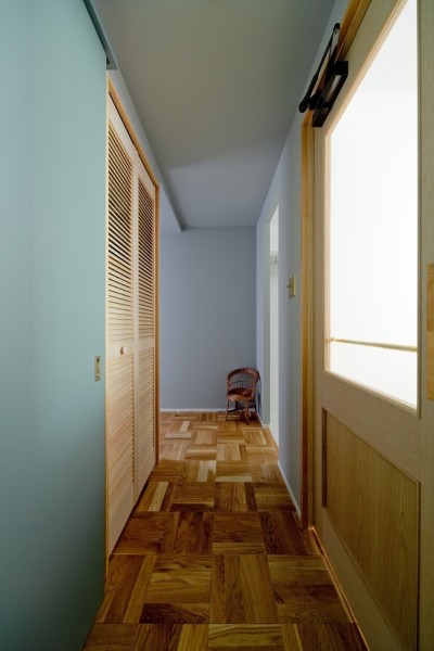 廊下 (兵庫県Ｎ邸 − 壁の色で異なる雰囲気が楽しいお家 −)