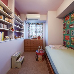 アクセントの壁紙で印象的な寝室に (造作棚でコレクションを効率良く収納。”見せる収納”が主役のお家)