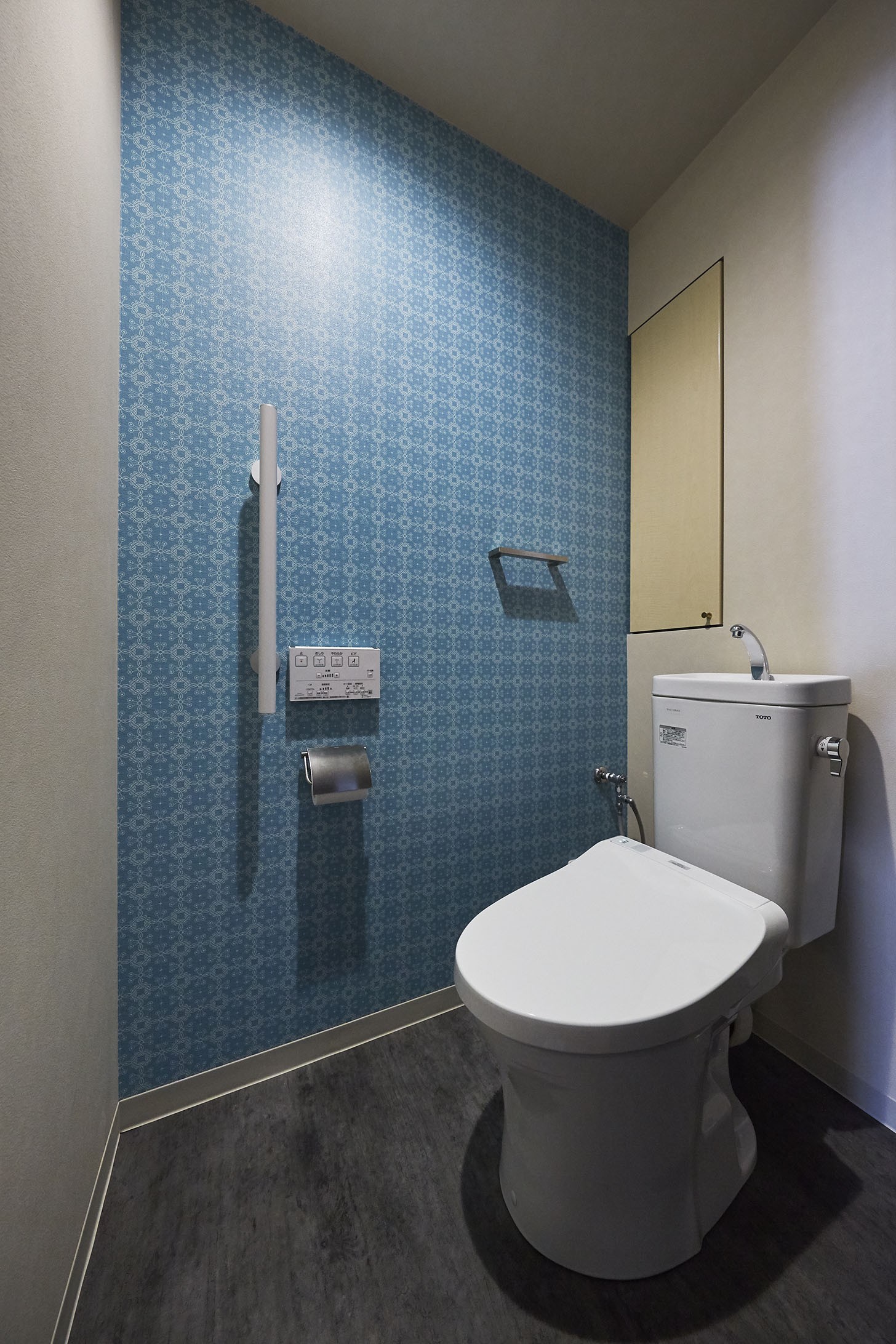 バス/トイレ事例：ターコイズブルーのアクセントクロスでポップな空間（造作棚でコレクションを効率良く収納。”見せる収納”が主役のお家）