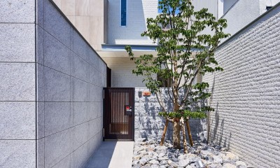 シンプルなアプローチ｜八幡の家～都市型コートハウス～