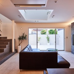 八幡の家～都市型コートハウス～ (一体化したリビング階段)