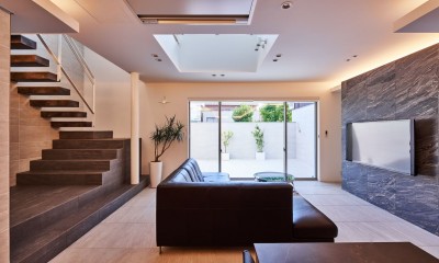 一体化したリビング階段｜八幡の家～都市型コートハウス～