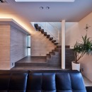八幡の家～都市型コートハウス～の写真 彫刻的な階段