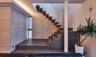 彫刻的な階段｜八幡の家～都市型コートハウス～