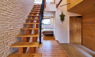 土間玄関とスケルトン階段｜西魚の家～中古住宅を購入してスケルトンリノベーション～