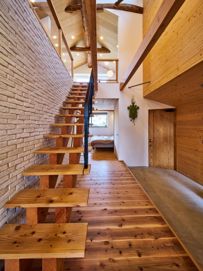 土間玄関とスケルトン階段 (西魚の家～中古住宅を購入してスケルトンリノベーション～)