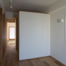 神楽坂の家　回遊できる小さな木の家｜改修の写真 寝室とウォークインクローゼット