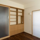 神楽坂の家　回遊できる小さな木の家｜改修の写真 居間の本棚