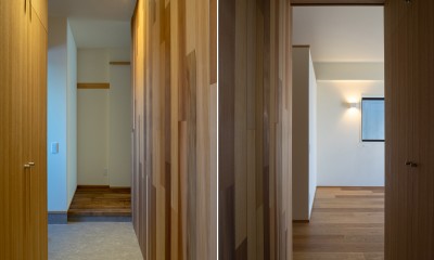 神楽坂の家　回遊できる小さな木の家｜改修 (玄関と寝室)