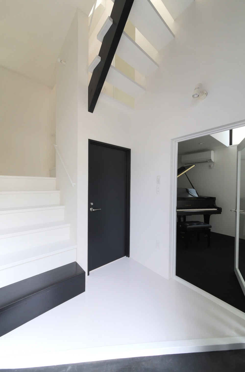 建もの探訪で放送　ピアノ室のある狭小住宅・スキップフロアを生かしたOUCHI-29 (玄関ホール)