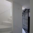 建もの探訪で放送　ピアノ室のある狭小住宅・スキップフロアを生かしたOUCHI-29の写真 玄関ホールと階段