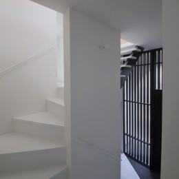 建もの探訪で放送　ピアノ室のある狭小住宅・スキップフロアを生かしたOUCHI-29 (玄関ホールと階段)