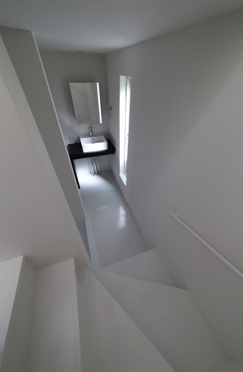 建もの探訪で放送　ピアノ室のある狭小住宅・スキップフロアを生かしたOUCHI-29 (階段途中の洗面所)