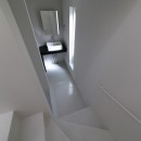 建もの探訪で放送　ピアノ室のある狭小住宅・スキップフロアを生かしたOUCHI-29の写真 階段途中の洗面所