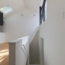 建もの探訪で放送　ピアノ室のある狭小住宅・スキップフロアを生かしたOUCHI-29の写真 リビングから階段見下ろし