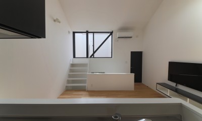 建もの探訪で放送　ピアノ室のある狭小住宅・スキップフロアを生かしたOUCHI-29 (リビングから屋上テラスを見る)