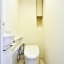 ストレスフリーなアーバンシンプルリノベーションの写真 トイレ
