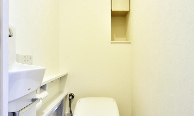 ストレスフリーなアーバンシンプルリノベーション (トイレ)