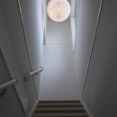 F邸の写真 階段の象徴的なライト