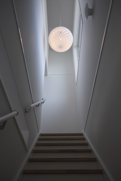 階段の象徴的なライト (F邸)