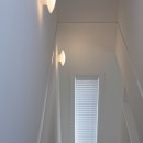 F邸の写真 階段を優しく照らす光
