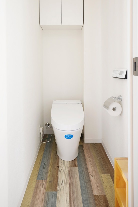 トイレは床がポイント 家族の趣味をメインにしたインテリアは 海風を感じる西海岸のリゾート風 バス トイレ事例 Suvaco スバコ