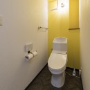 広々とした明るい土間が魅力。落ち着き感のあるインダストリアルな住まいの写真 まねしたくなる黄色いクロスのトイレ