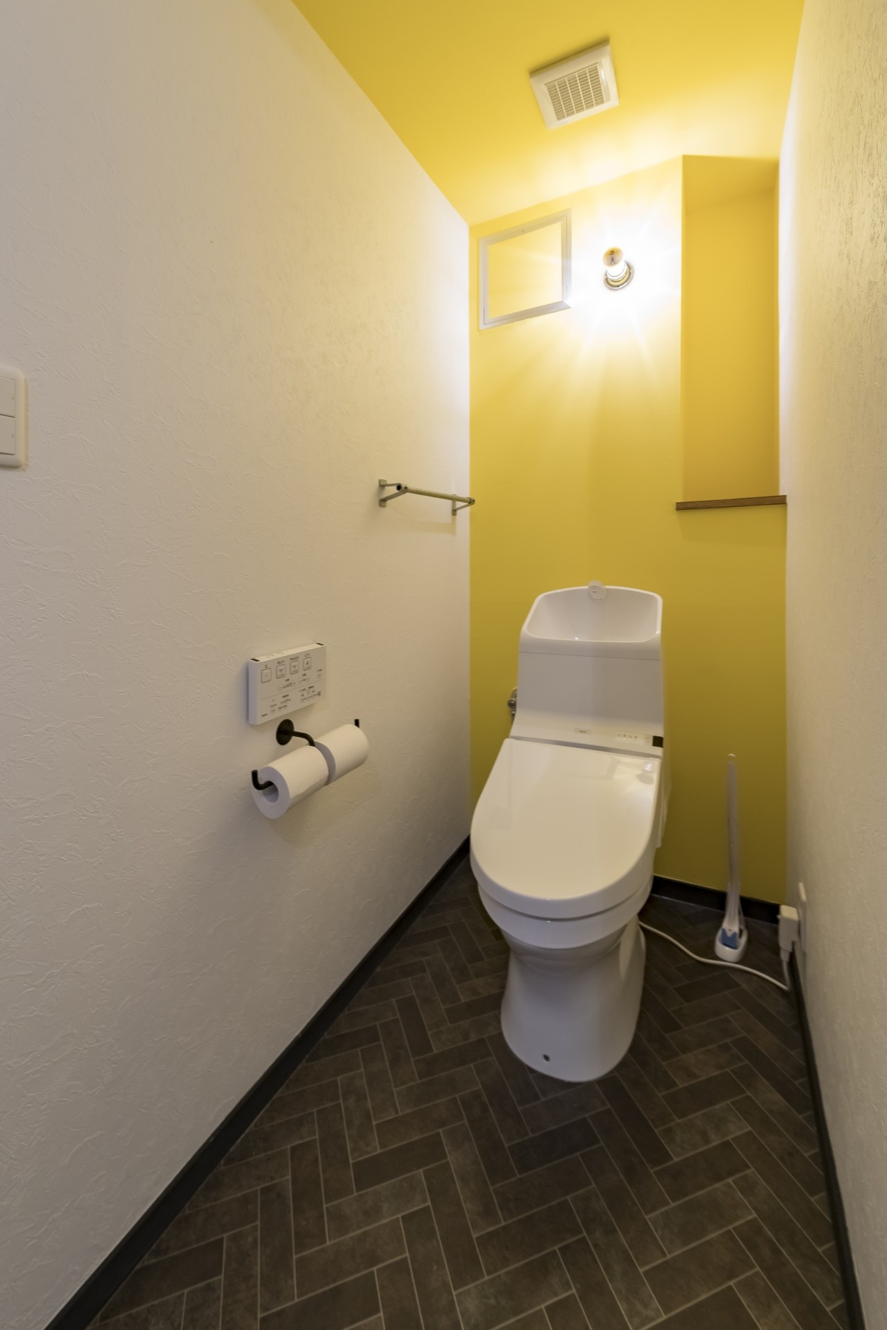 まねしたくなる黄色いクロスのトイレ(広々とした明るい土間が魅力。落ち着き感のあるインダストリアルな住まい) バス