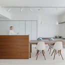 池袋本町の家-白とウォールナットでまとめたシンプルでモダンな住空間の写真 リビングダイニングキッチン