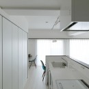 池袋本町の家-白とウォールナットでまとめたシンプルでモダンな住空間の写真 キッチン