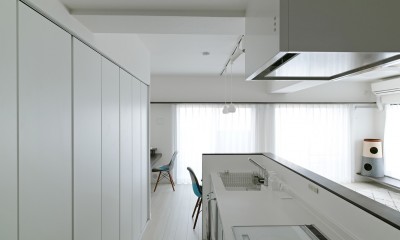 池袋本町の家-白とウォールナットでまとめたシンプルでモダンな住空間 (キッチン)