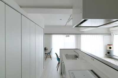 キッチン (池袋本町の家-白とウォールナットでまとめたシンプルでモダンな住空間)