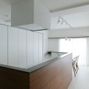 池袋本町の家-白とウォールナットでまとめたシンプルでモダンな住空間の写真 キッチン