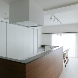 池袋本町の家-白とウォールナットでまとめたシンプルでモダンな住空間 (キッチン)