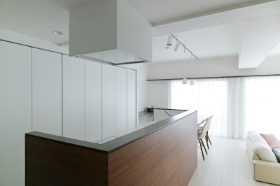 キッチン (池袋本町の家-白とウォールナットでまとめたシンプルでモダンな住空間)